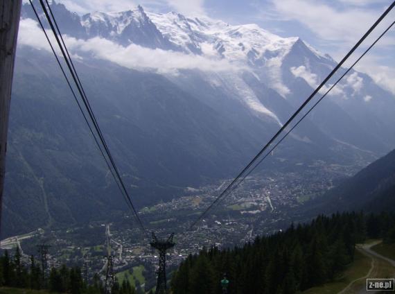 Widok na Masyw Mount Blanc i Aiguille du Midi. W dole Chamonix francuskie.