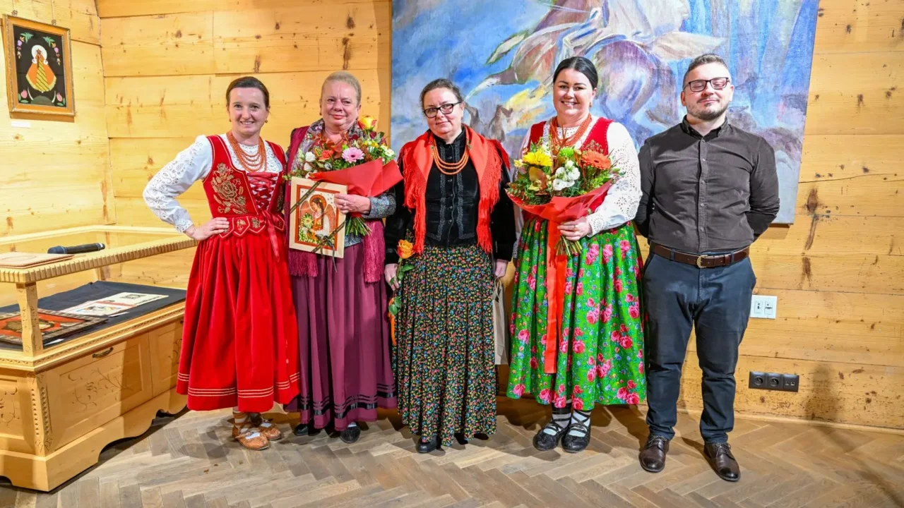 Sztuka, która łączy pokolenia. Wyjątkowy wernisaż w Czerwonym Dworze malarstwa Jana Gąsienicy- Szost