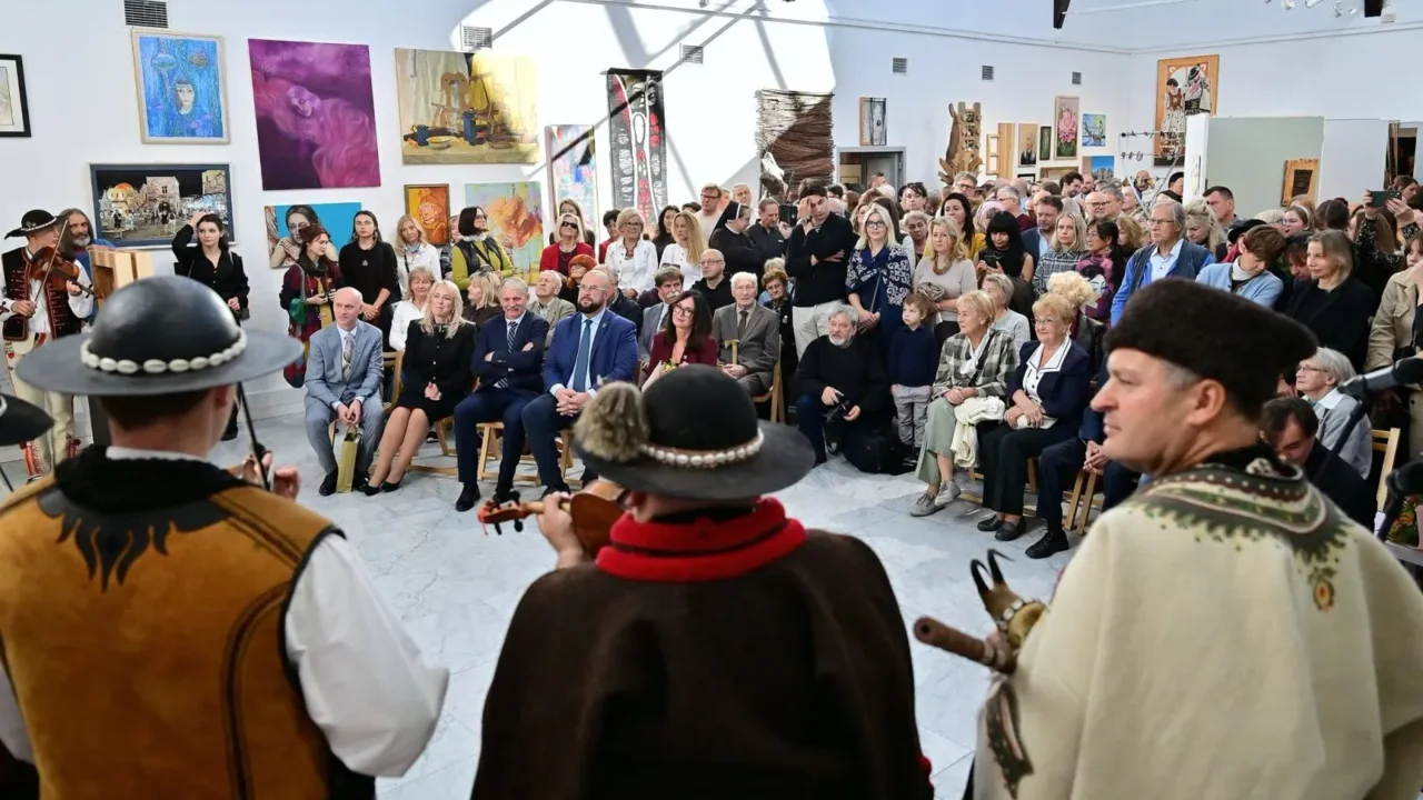 Tłumy w Miejskiej Galerii Sztuki! Absolwenci Kenara zaprezentowali swoje prace