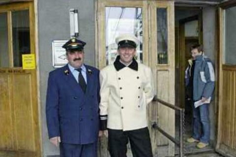 Konduktorzy w starych strojach