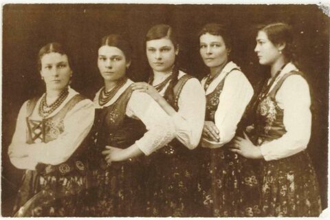 Siostry Rojówny - od lewej Marysia, Hanka, Antośka, Broncia, Helena (fot. arch. Muzeum Tatrzańskiego).
