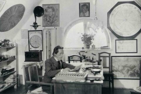 Józef Fedorowicz "Pimek" w swojej pracowni na poddaszu Muzeum Tatrzańskiego w 1931 r. (fot. arch. Muzeum Tatrzańskiego)