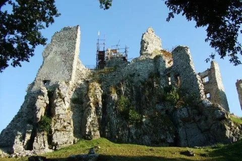 Skalka hrad Hrusov S