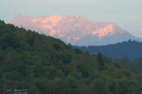 Tatry znad Szlachtowej w świetle wschodzącego słońca. Na zdjęciu grupa Koszystej i Kozi Wierch.