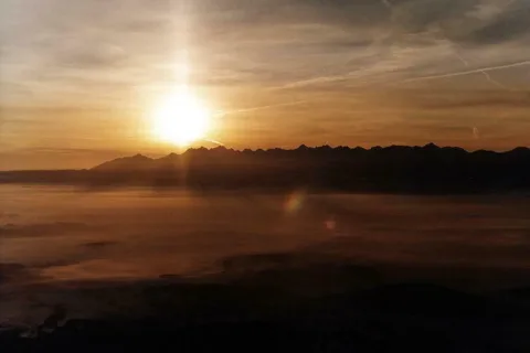 Tatry Wysokie z Babiej Góry o wschodzie słońca