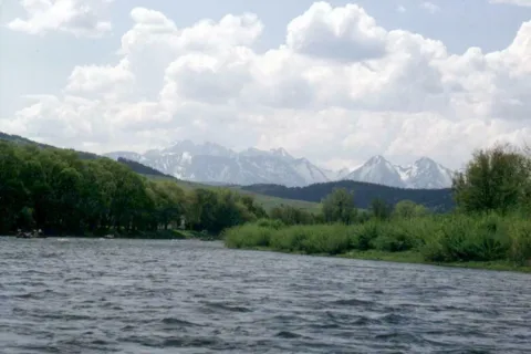 Widok na Tatry ze spływu Dunajcem