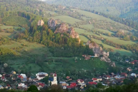 Lednica Lednicke bradla Lednicky hrad