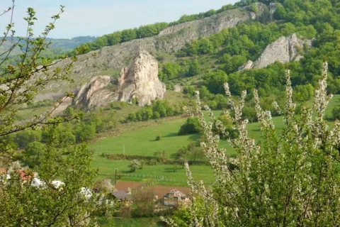 Cervenokamenske bradla _Cinsky mur_ ponad Cerveny Kamen