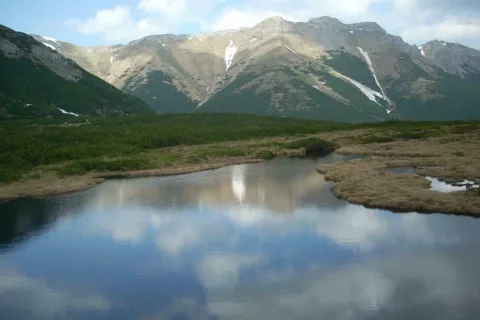 Trojrohe pleso, w tle Tatry Bielskie