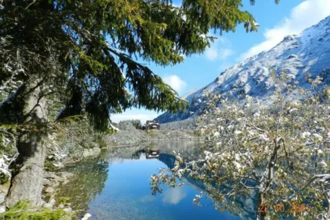 W tle schronisko Morskie Oko