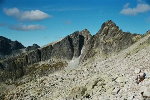Ostry Szczyt i Jaworowy Szczyt - widok ze szlaku schodzącego z Czerwonej Ławki.W dali po lewej Dzika Turnia i Rohatka.