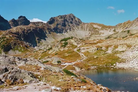 Świstowy Szczyt nad Doliną Staroleśną (z lewej Dzika Turnia)