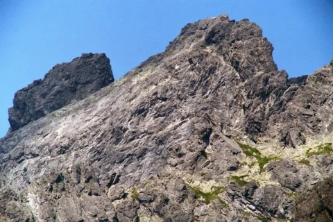 Zachodnia ściana Staroleśnego Szczytu. Widok z Doliny Wielickiej.