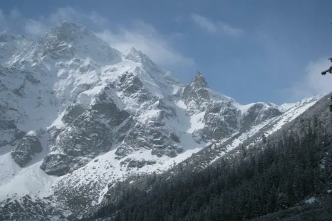 Mnich z tarasu Schroniska w Morskim Oku