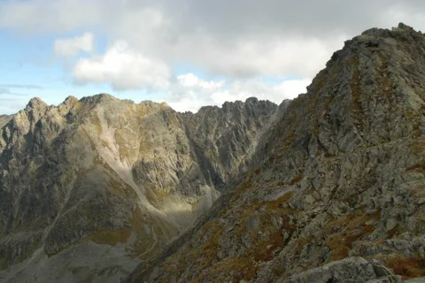 W DRODZE NA ORLĄ PERĆ-WIDOK NA GRANATY I CZARNE ŚCIANY JESIEŃ 2011