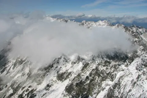 obłoczek nad szczytami