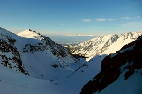 Zelezna kotlinka Kotlina Ladoveho plesa Dolina Zlomisk Lucne sedlo Tupa Patria Basty vzadu Dumbierske Nizke Tatry