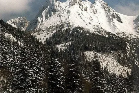 Giewont i Mały Giewont z Wielkiej Polany w Dolinie Małej Łąki