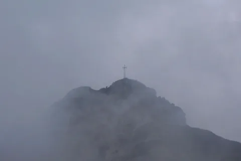 Giewont w chmurach