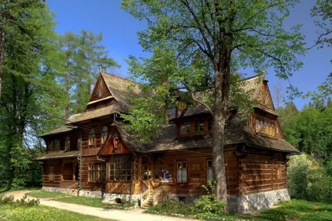 MUZEUM TATRZAŃSKIE. OD SIERMIĘŻNEJ IZBY DO JEDENASTU PEREŁ ARCHITEKTURY