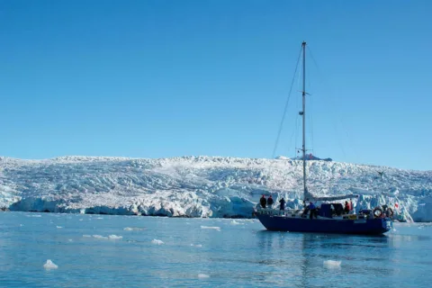 JACHTEM „STARY” DO NARWIKU I NA SPITSBERGEN