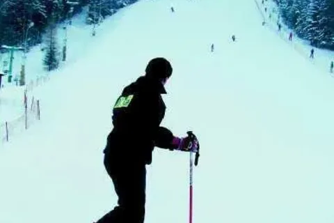 Policja z alkomatem jedzie za narciarzem