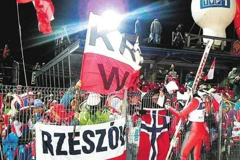 Skoki narciarskie na placu budowy