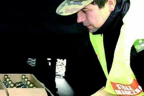 Hektolitrami leje się alkohol bez akcyzy