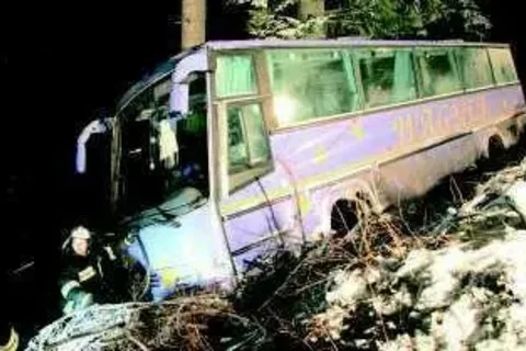 Autobus zawisł nad przepaścią