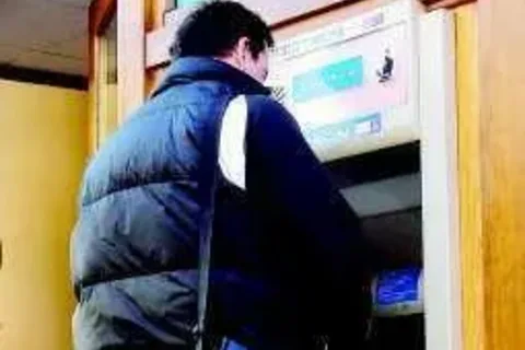 Pilnuj swojej karty bankomatowej i PIN