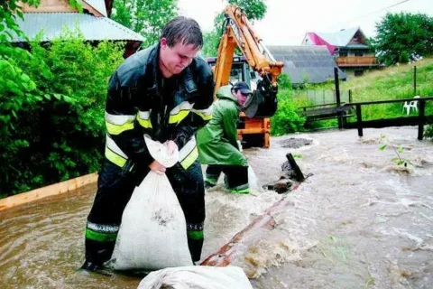 Cała Małopolska walczy z wodą i modli się o słońce