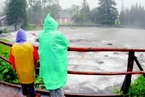Pozrywane mostki, flisacy nie pływają