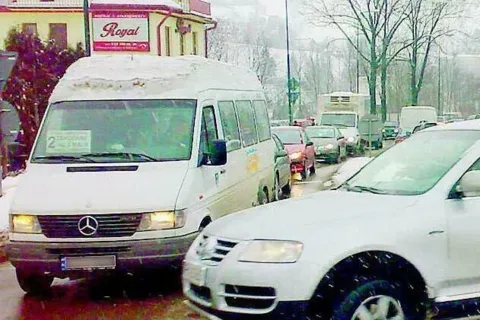 Jadą kibice, turyści, narciarze, dzieci