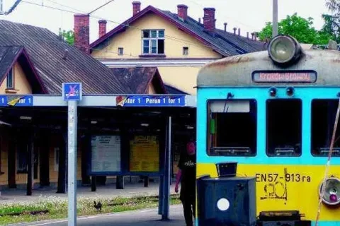Kolej pozbywa się starych dworców