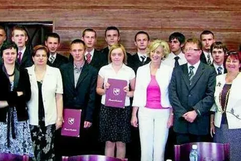Markowe pióra i listy gratulacyjne dla najlepszych uczniów