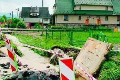 Zatkanymi rowami nie płynęła woda