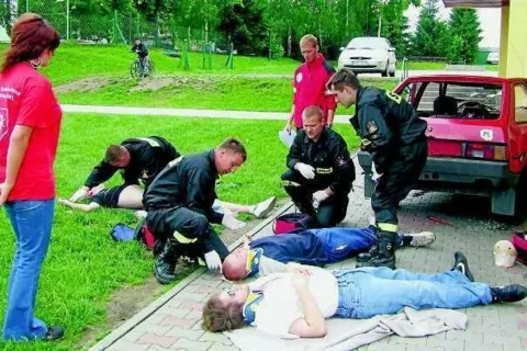Policjanci, strażacy i pogranicznicy udzielali pomocy m.in. uczestnikom bójki