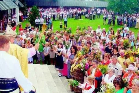 Górale przyszli pokłonić się Ludźmierskiej Pani