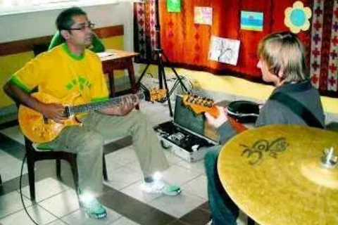 Po naukę gitarowych „riffów” do najlepszych