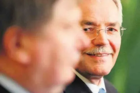 Wojewoda Kracik pije herbatę i rządzi