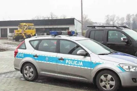 Nowotarska komenda policji ma pół parkingu