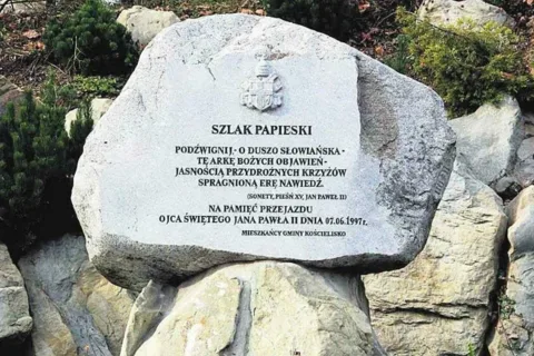 Chcą zdobyć pieniądze na drogę papieską