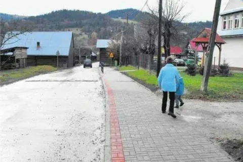 Chodnikiem bezpiecznie przez wieś