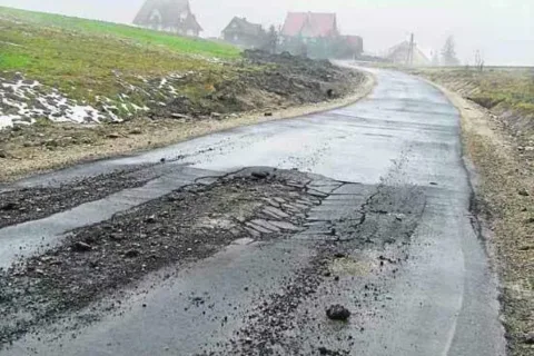 Asfalt ma dwa tygodnie, a już się kruszy i wychodzą dziury
