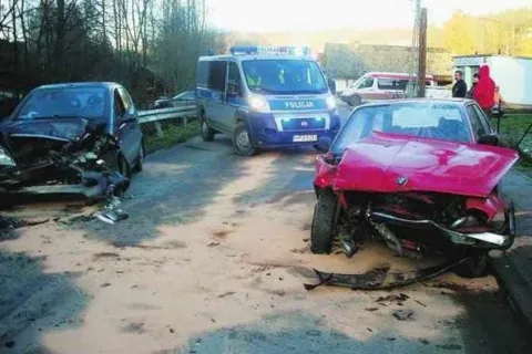 Nad ranem drogi bywają przymrożone. Boleśnie przekonał się o tym kierowca bmw