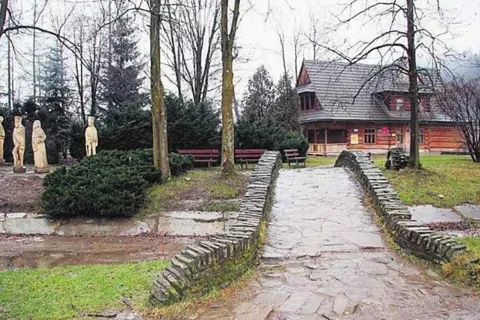 Poronin. Park wodny z muzeum Lenina w tle