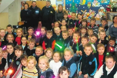 Dzieci z odblaskami na rękawie bezpieczniej dotrą zimą do domu