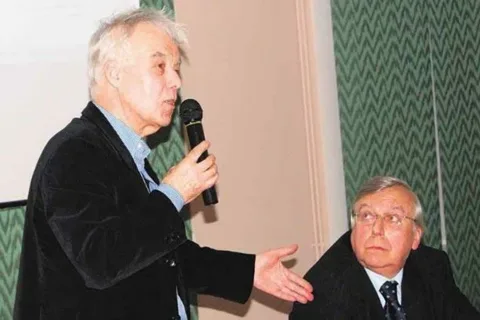 Wybitny kompozytor rysuje grafiki pisakiem żelowym
