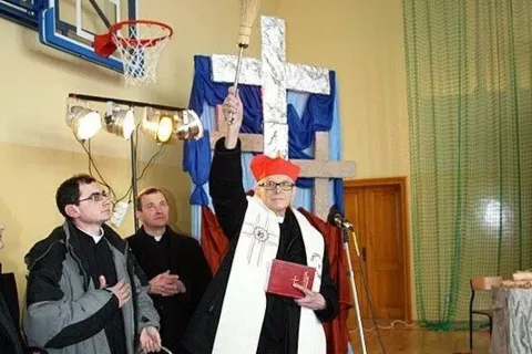 Ksiądz Kardynał Franciszek Macharski poświęcił salę gimnastyczną w Maruszynie