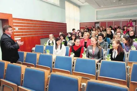 Urzędniczki z Nowego Targu dostały od burmistrza miasta kwiaty